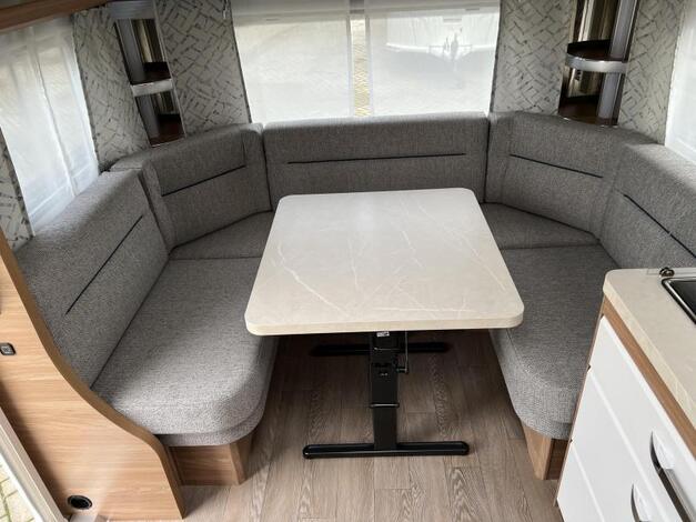 Hobby De Luxe 460 UFE