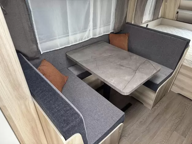 Hobby De Luxe 490 KMF