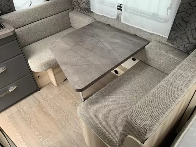 Hobby De Luxe 400 SFE